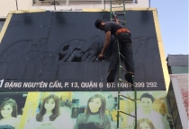 NHU CẦU SỬA CHỮA BIỂN QUẢNG CÁO GIA TĂNG TRONG MÙA MƯA